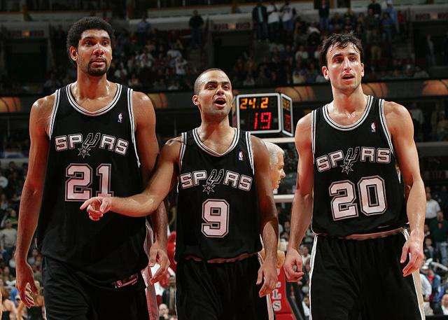 没有技巧全是感情，弗兰克告别演讲深情演唱《月亮代表我的心》（不靠技巧只凭真情：弗兰克在告别演讲中深情献唱《月亮代表我的心）