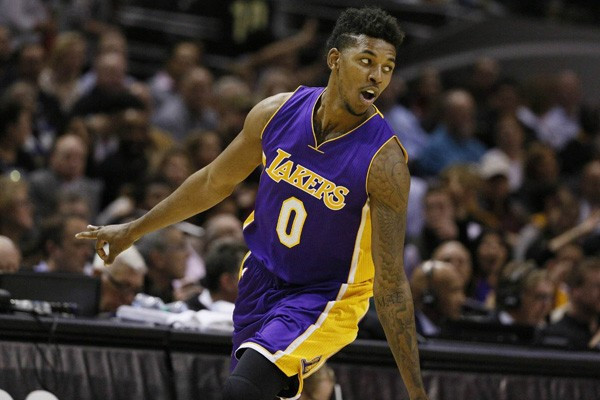 皇马0-2负塞尔塔赛后球员围攻裁判，一分钟内五黄一红（皇马0-2不敌塞尔塔，终场后球员围堵裁判，60秒内五黄一红）