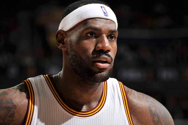 巴恩斯准三双难救主，布朗30+8+5白帝6记三分，绿军力克猛龙5连胜（巴恩斯准三双难挽败局，布朗30+8+5携白帝6记三分，绿军击退猛龙豪取五连胜）